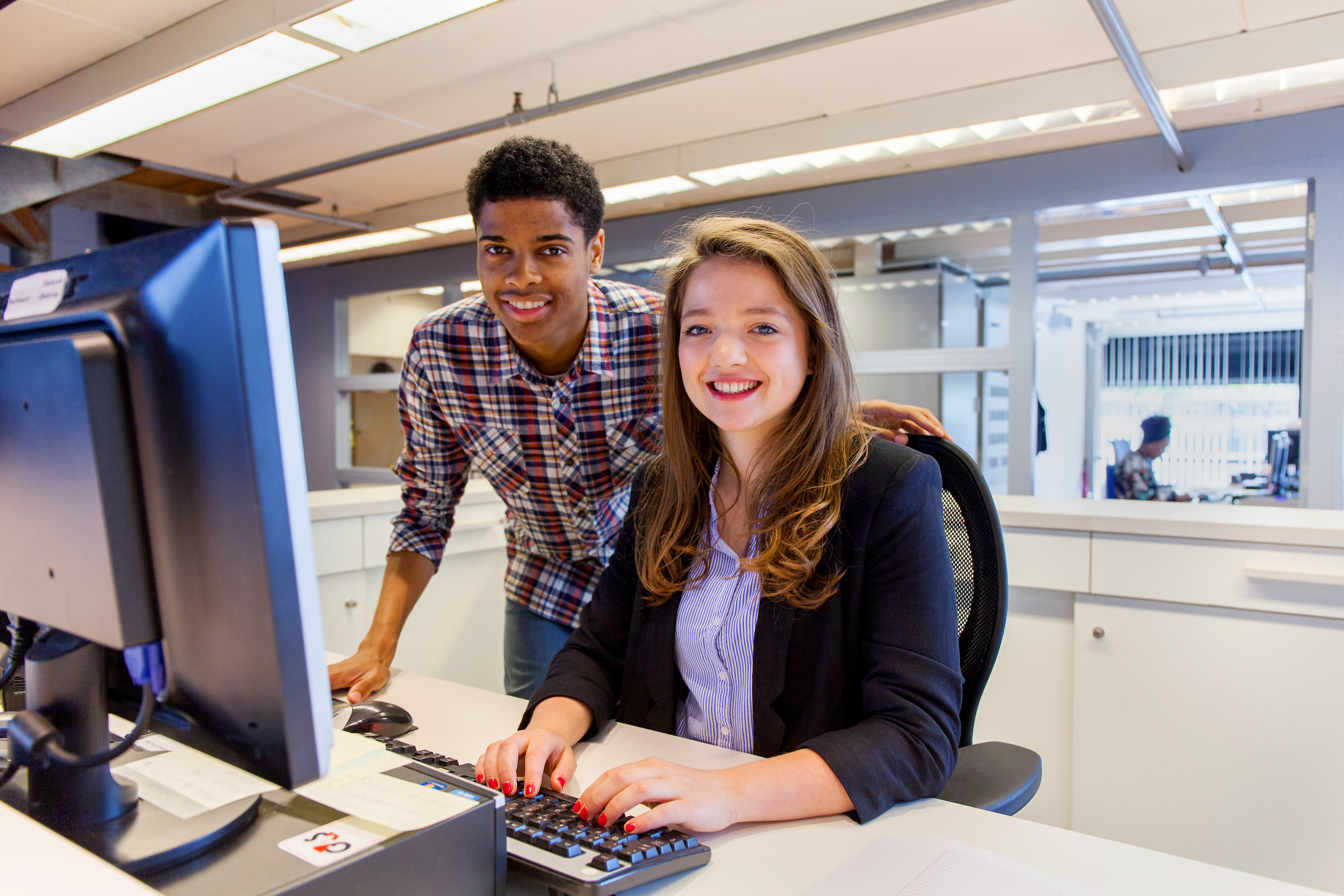 Jongen en meisje achter computer