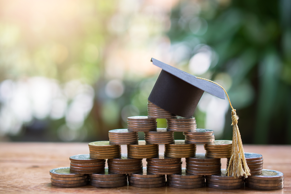 Foto van geld met daarop een studentenhoedje