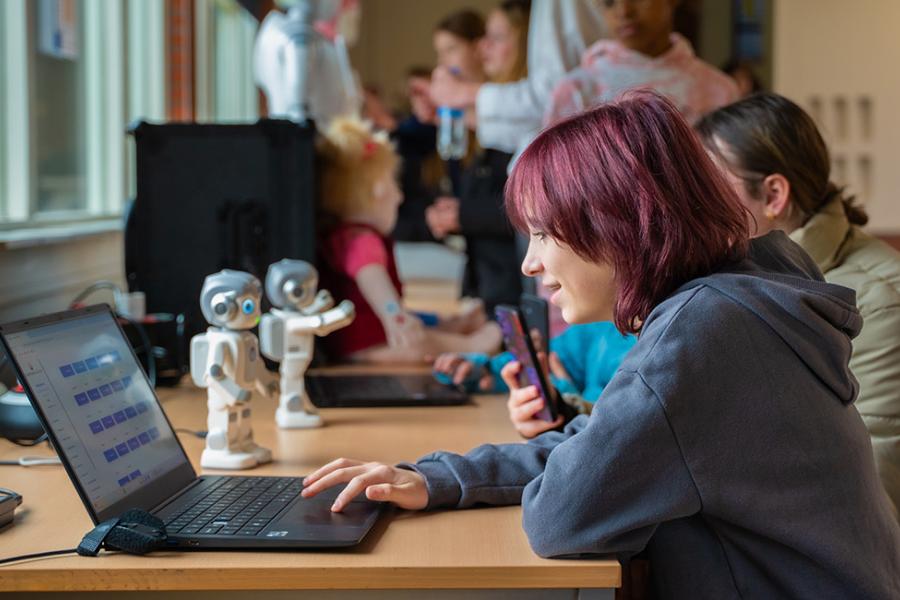 ZIA dag, studenten bij laptop en robots