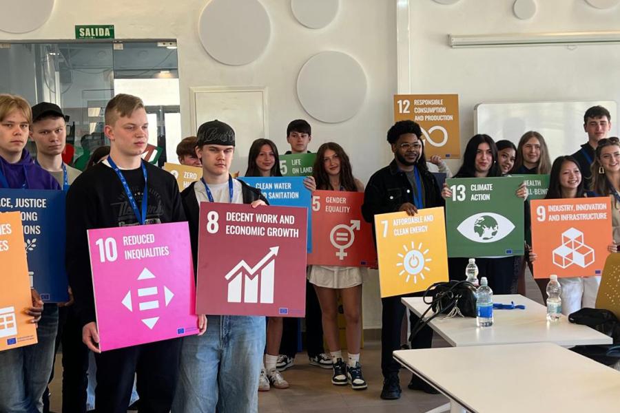Studenten met borden waarop de sdg's staan