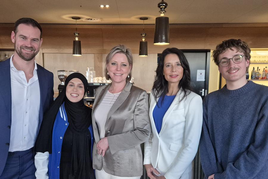 De minister met het college van bestuur en 2 studenten