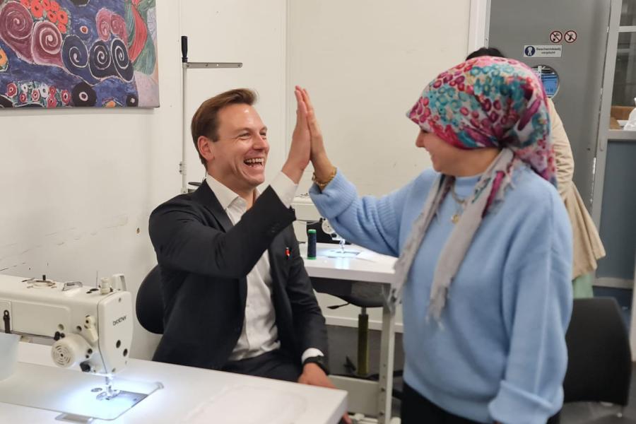 Tim Versnel en student achter naaimachine