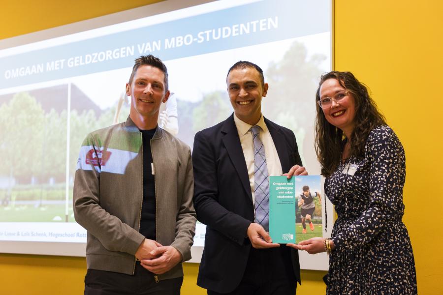 Faouzi Achbar, wethouder Welzijn, Samenleven, Sport en Digitale Inclusie bij de gemeente Rotterdam, Jethro Bos, directeur Startcollege Zadkine en Gerdien Hoogmoed-Compagnie