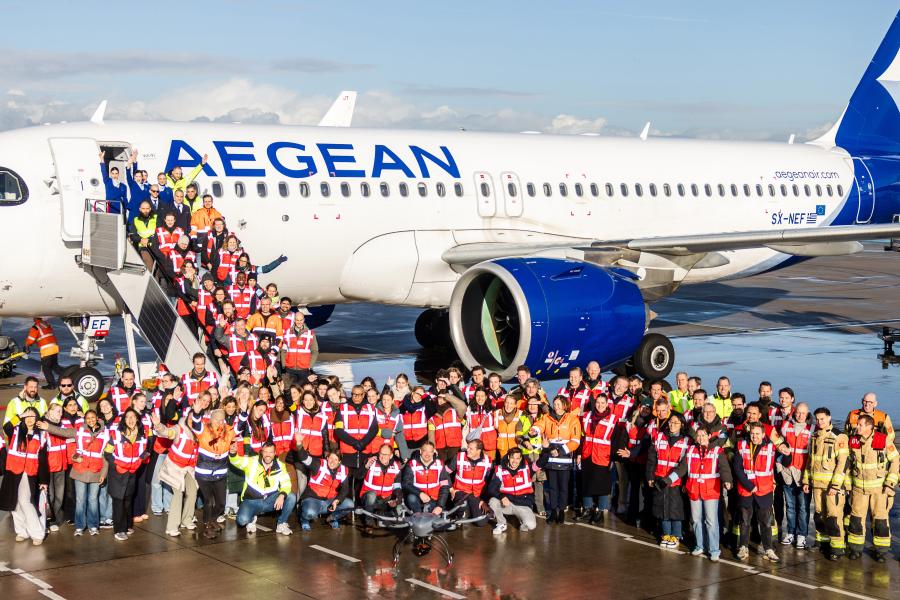 De complete testploeg bij het vliegtuig