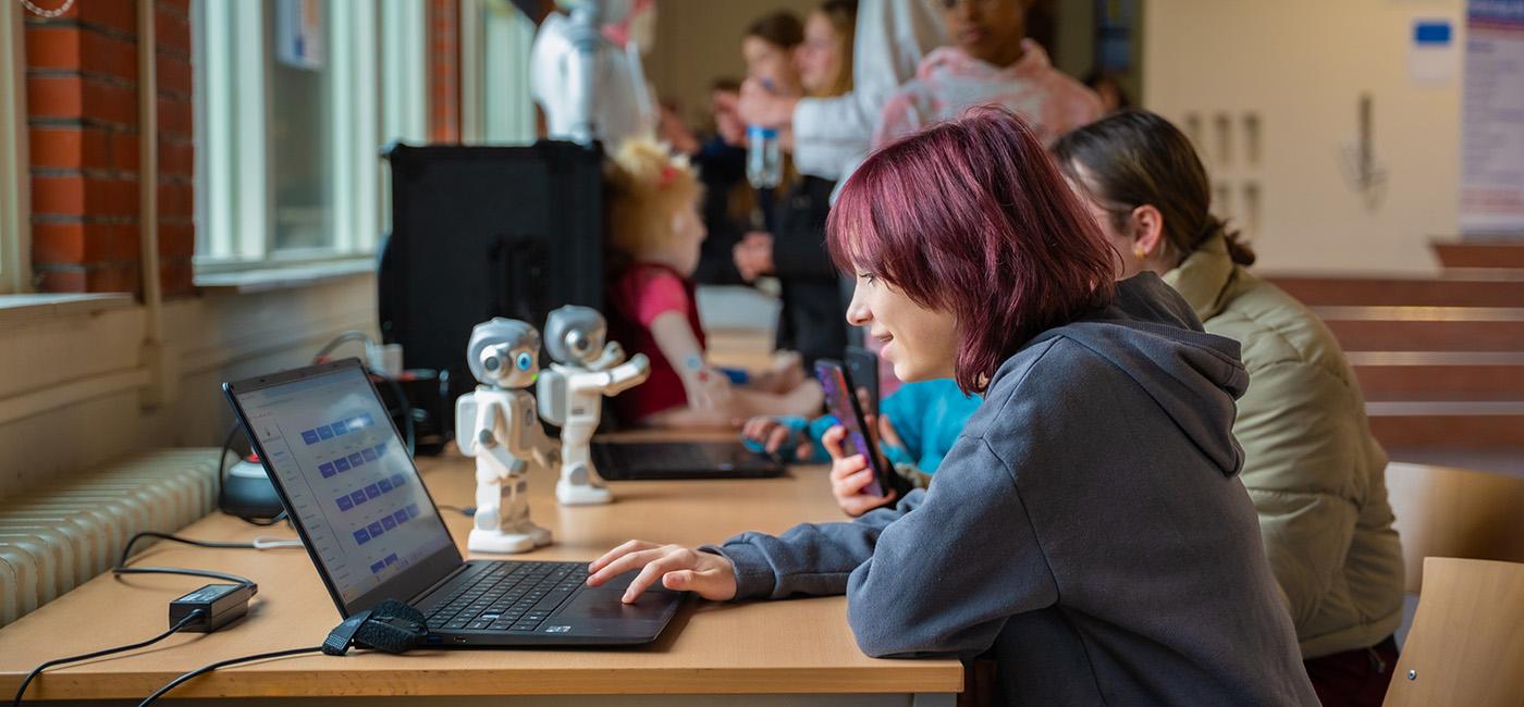 ZIA dag, studenten bij laptop en robots