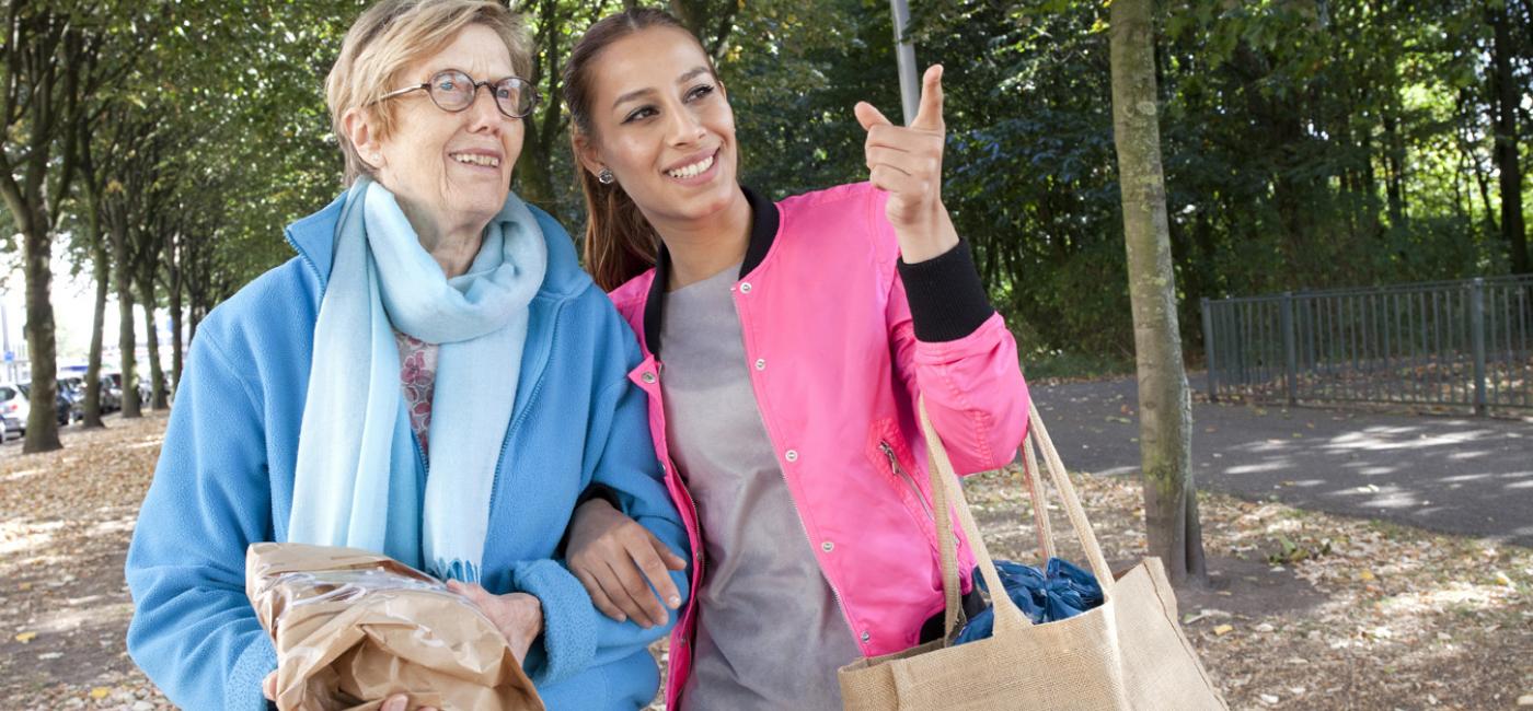 Jonge en oudere vrouw aan het wandelen