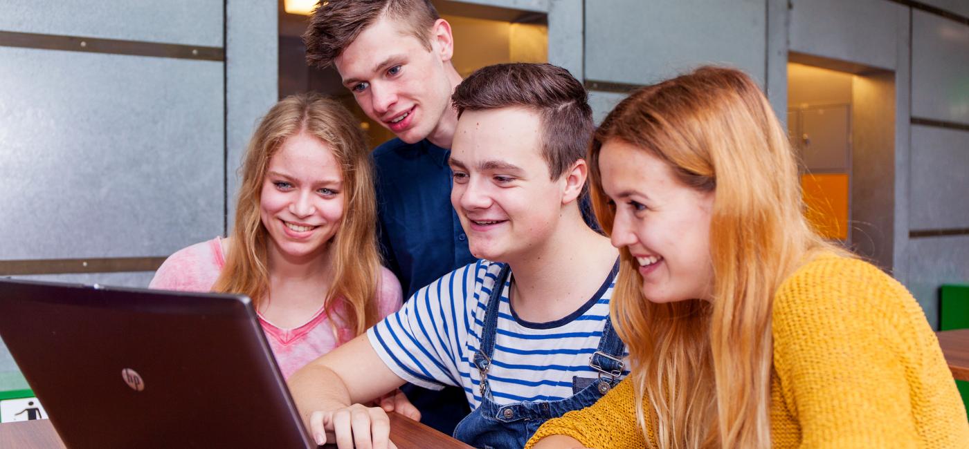 Studenten achter laptop