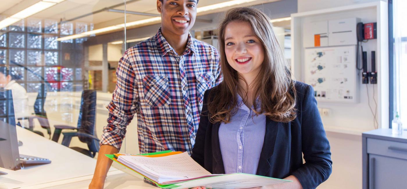 2 studenten bij bureau