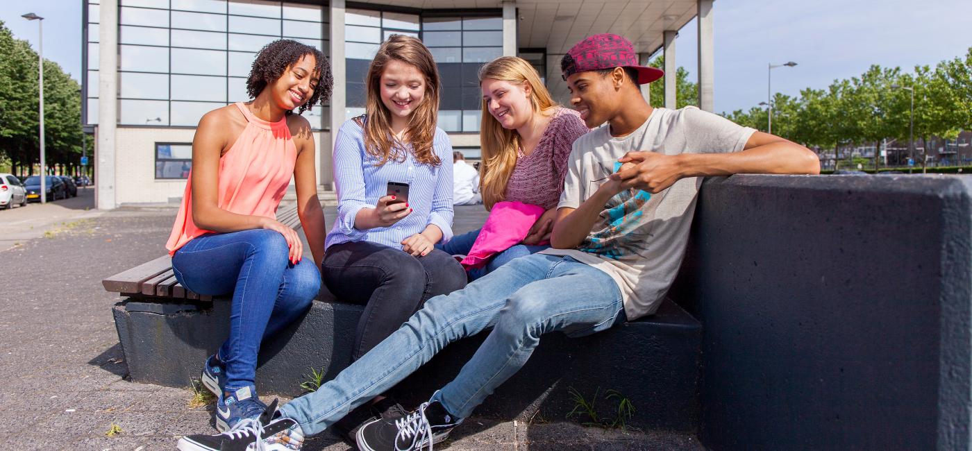 Vier studenten buiten op de Rosestraat