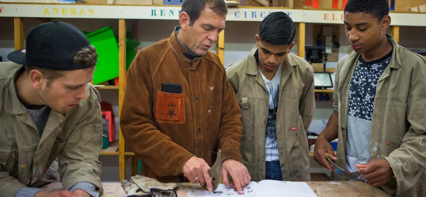 Docent legt studenten een tekening uit