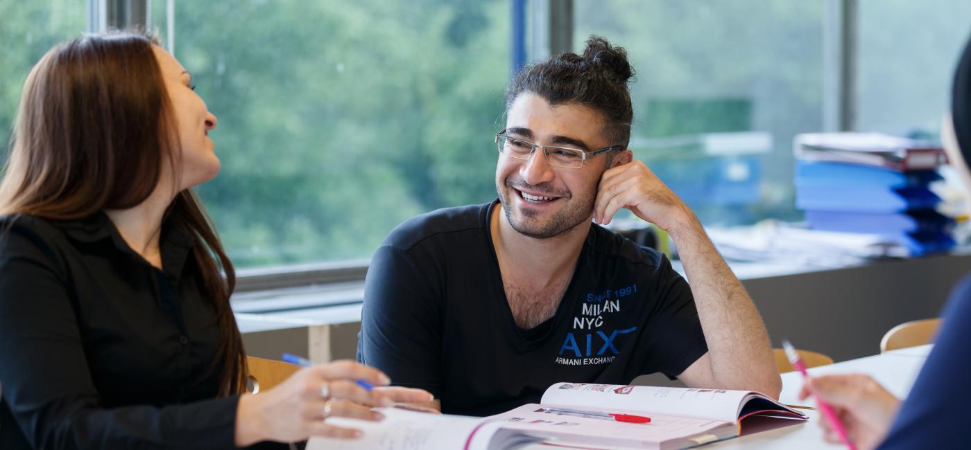 Man en vrouw praten in een klas