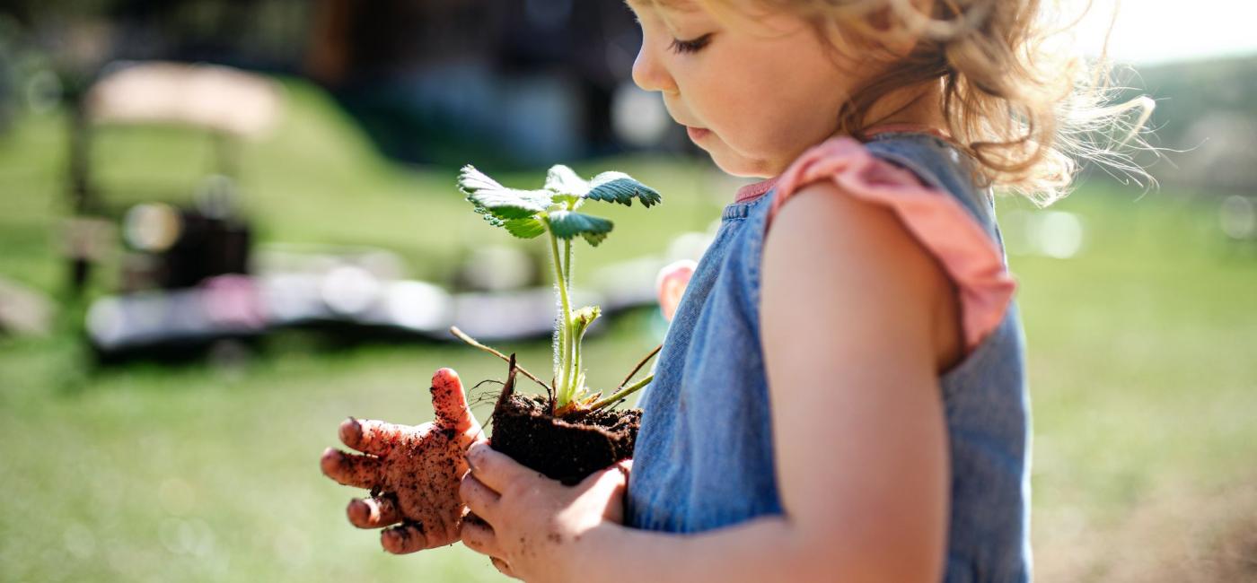 Kind met plant in de hand