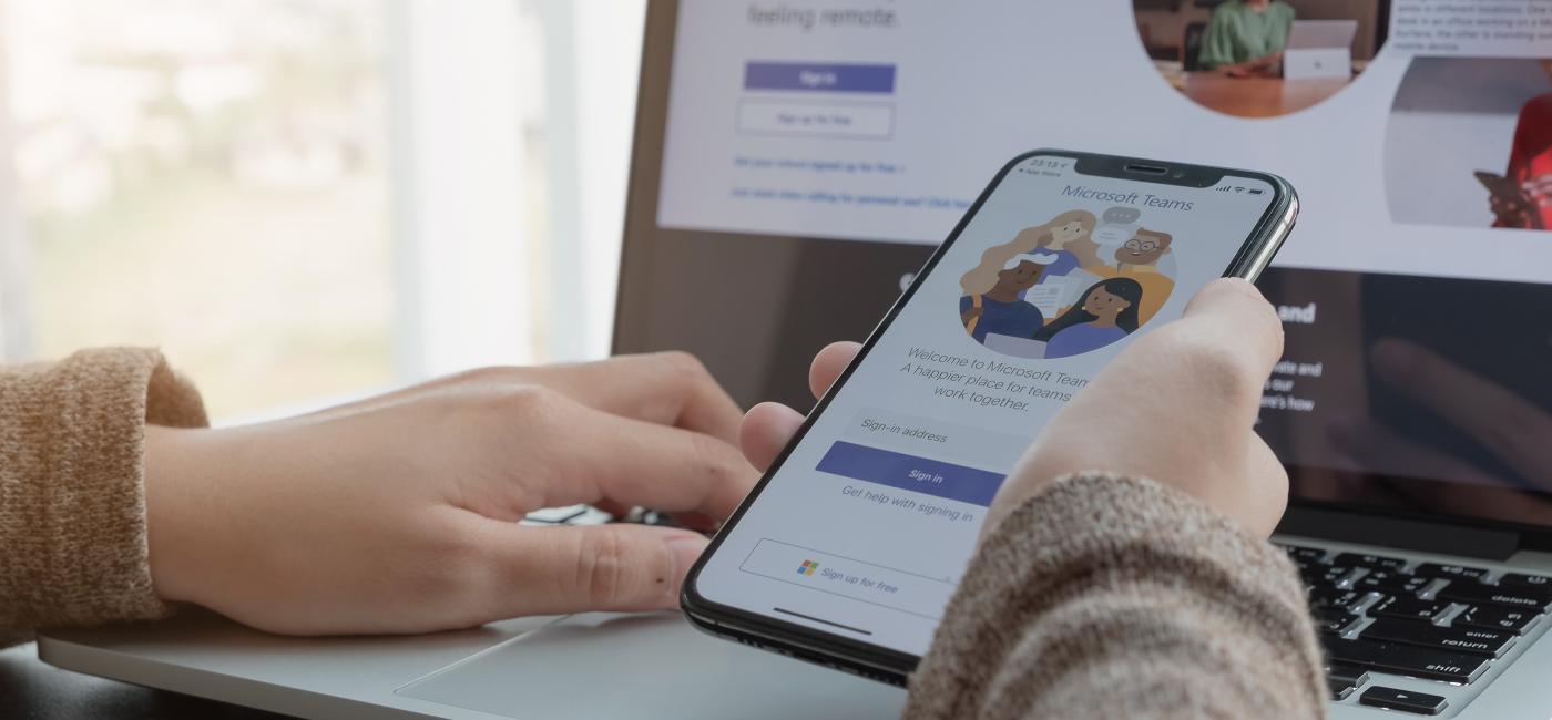 Foto van telefoon en laptop