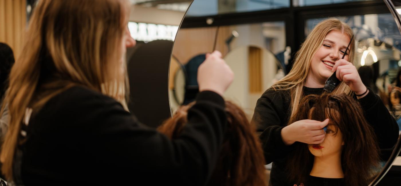 studente kappen oefent op pop