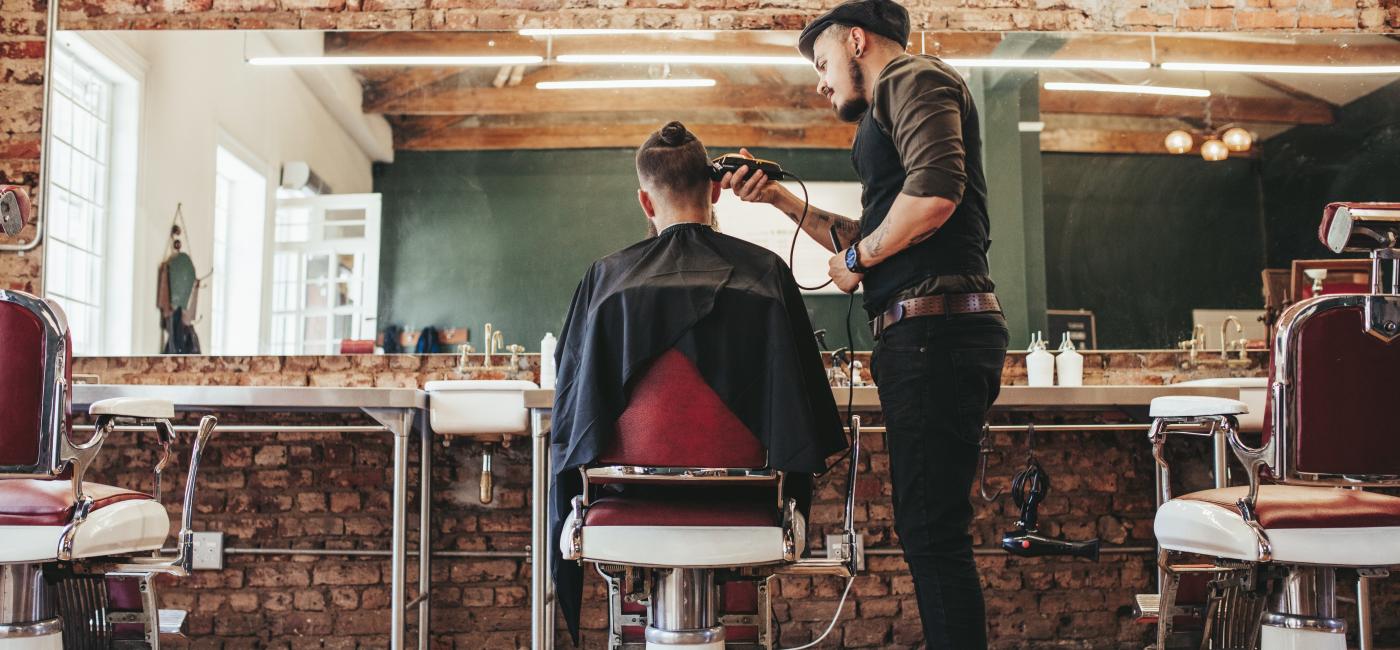 Een man in de barberstoel bij de barbier