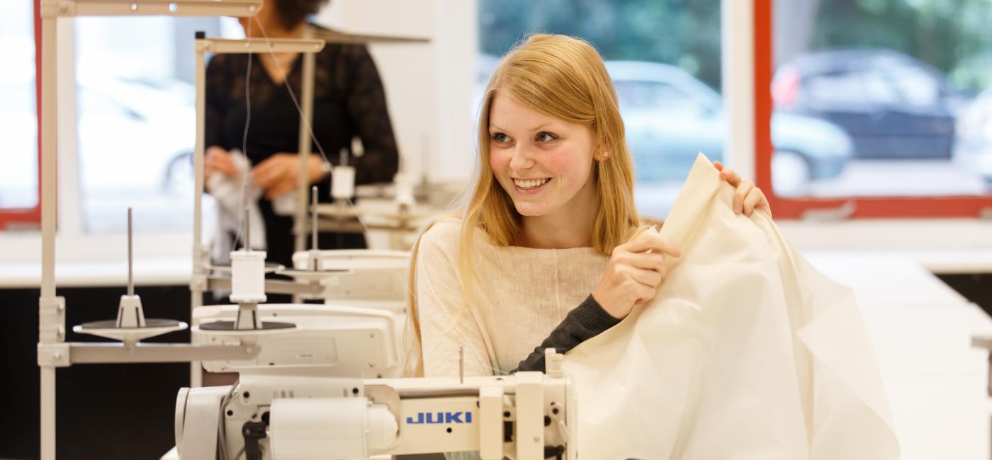 studente makt kleidingstuk met naaimachine