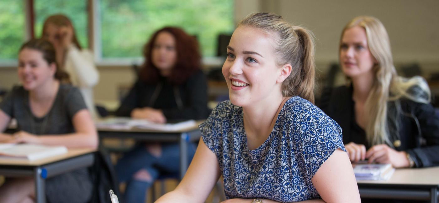 Studente in een theorieles op school