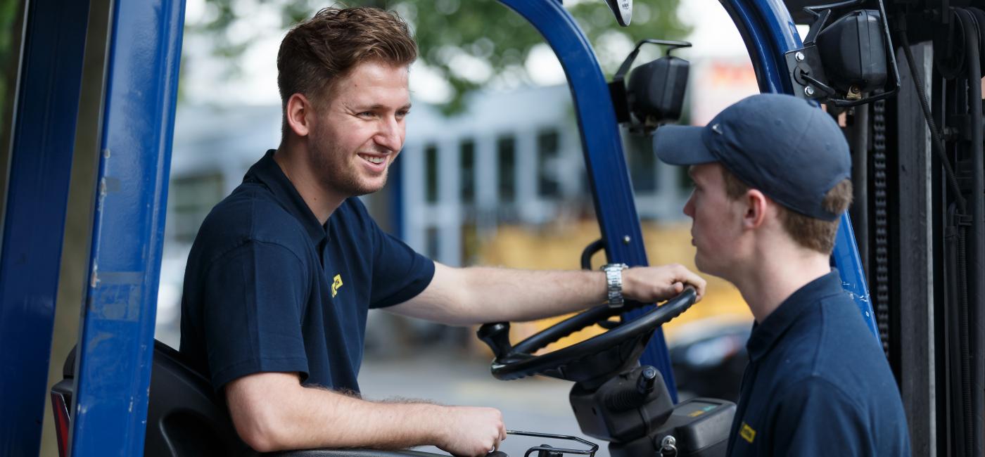 Studenten in vorkheftruck