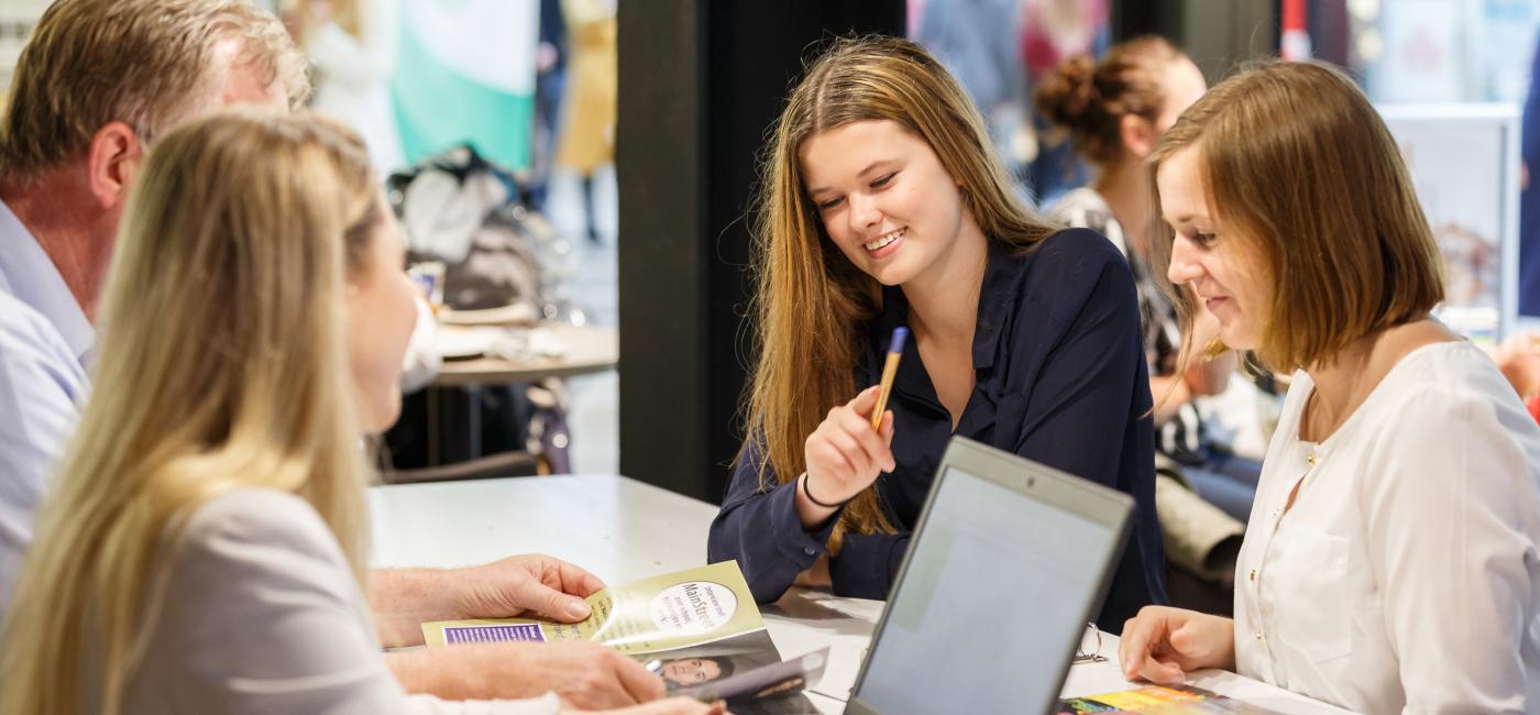 Studenten overleggen aan tafel