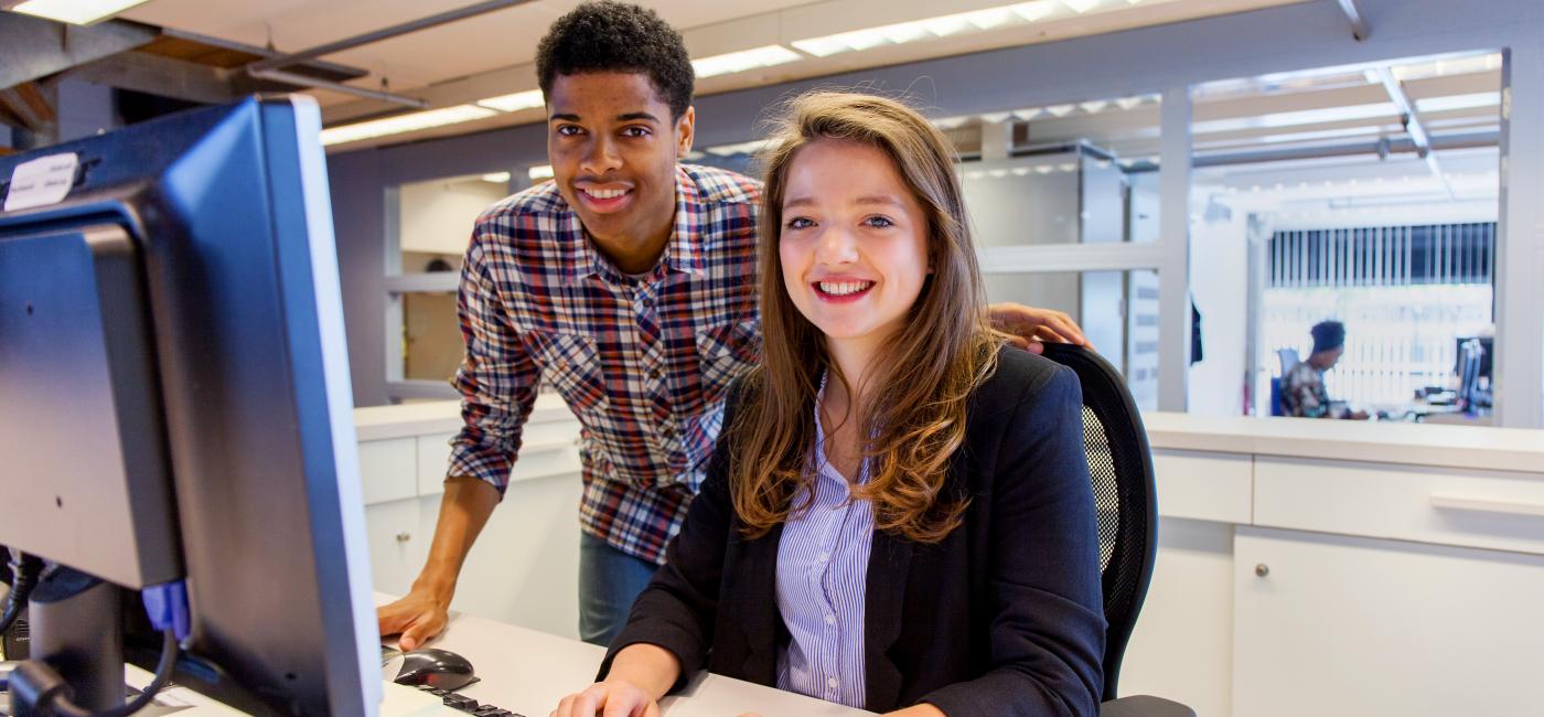 Twee studenten achter beeldscherm