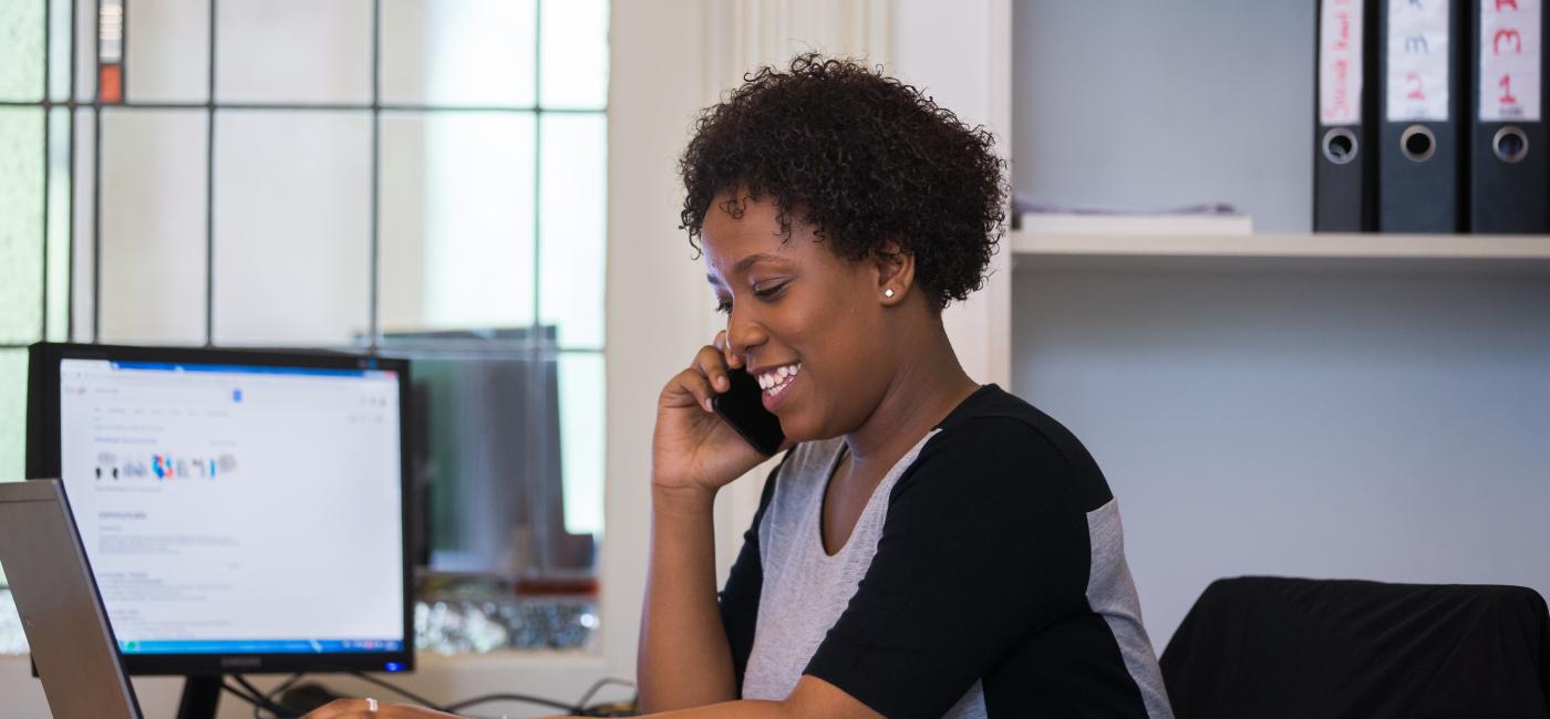 Vrouw aan telefoon