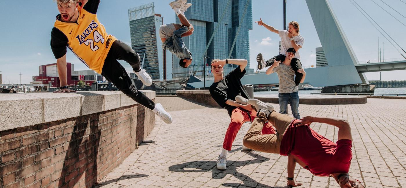 Jongens dansen op de Erasmusbrug