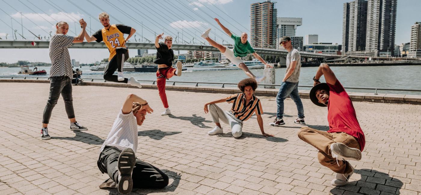 De jongens van Albeda Danscollege op de Erasmusbrug