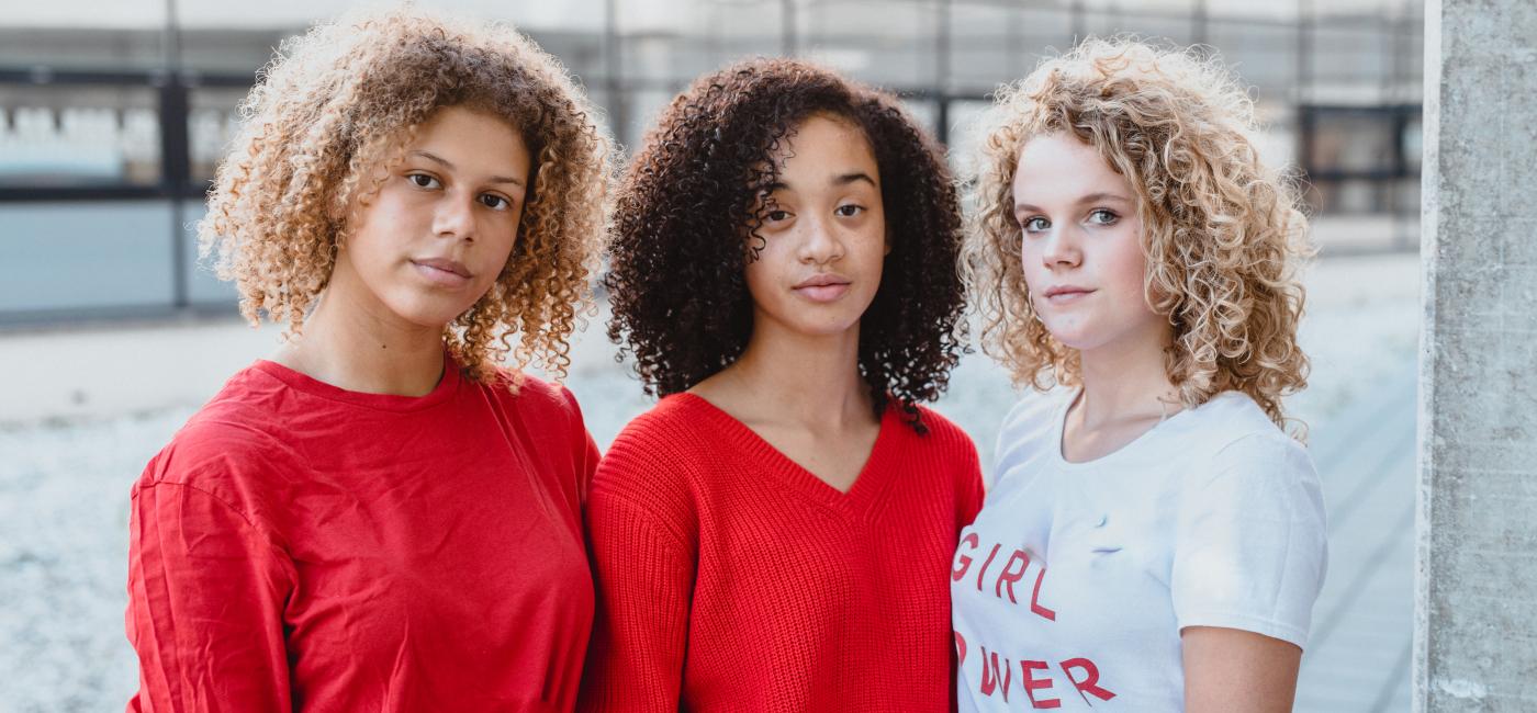 Drie vrouwelijke studenten Dansinstructeur