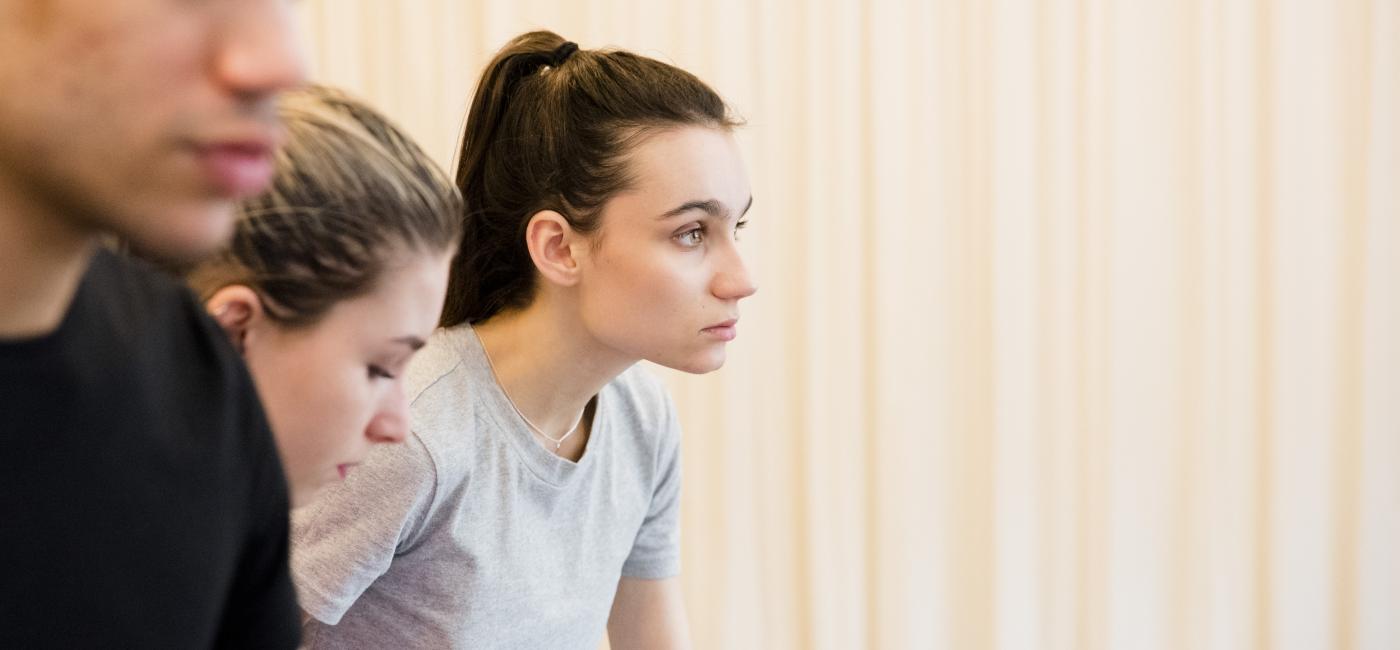 acteurs repeteren voor een voorstelling