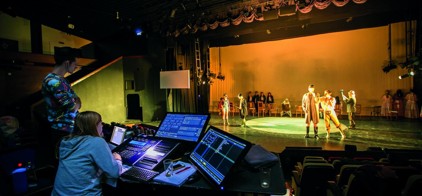 Technici aan het werk bij theatervoorstelling