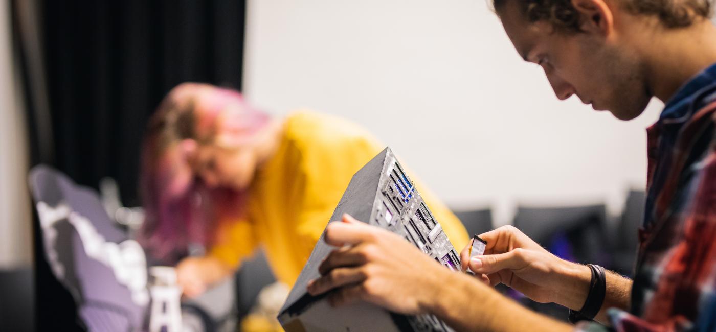 Theatervormgever is bezig met het maken van een maquette