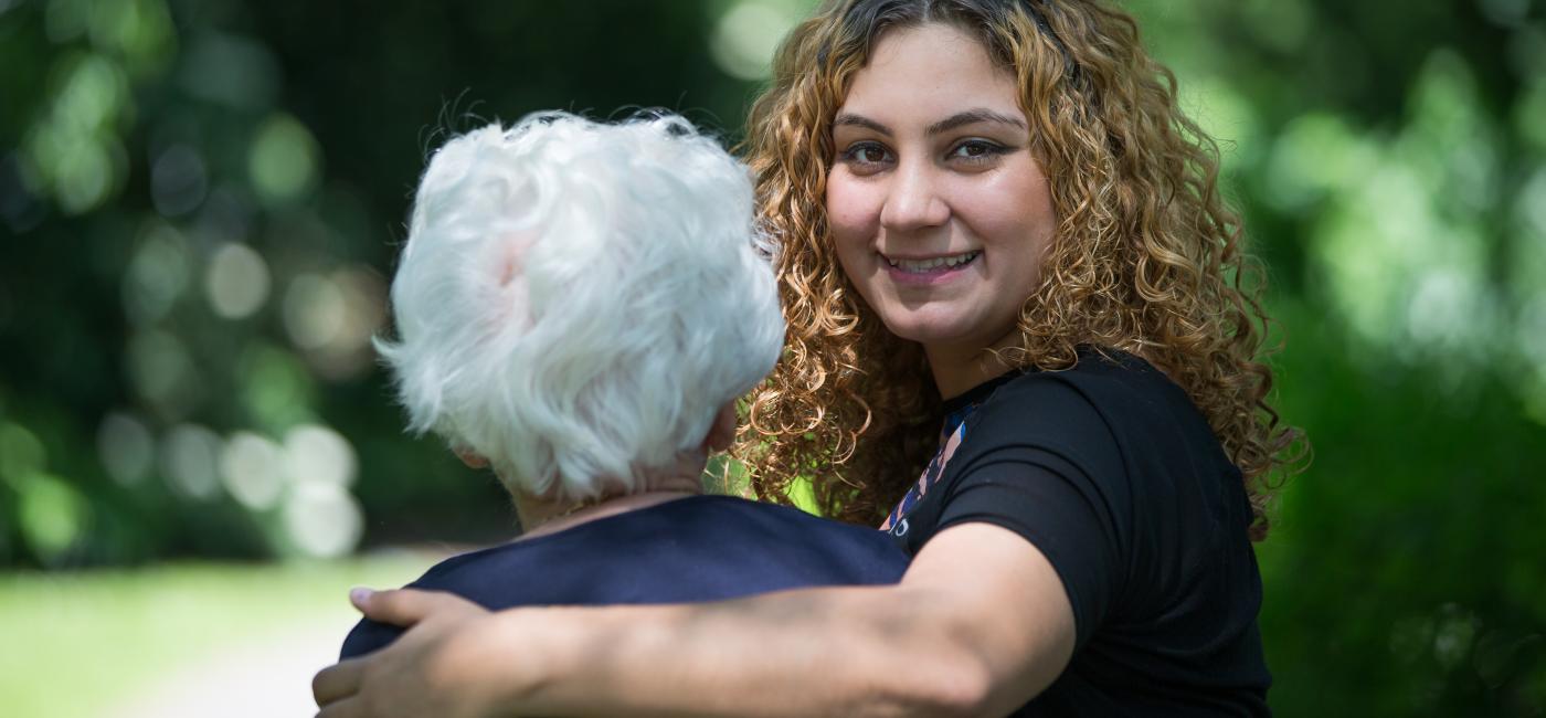 Dame helpt oude vrouw