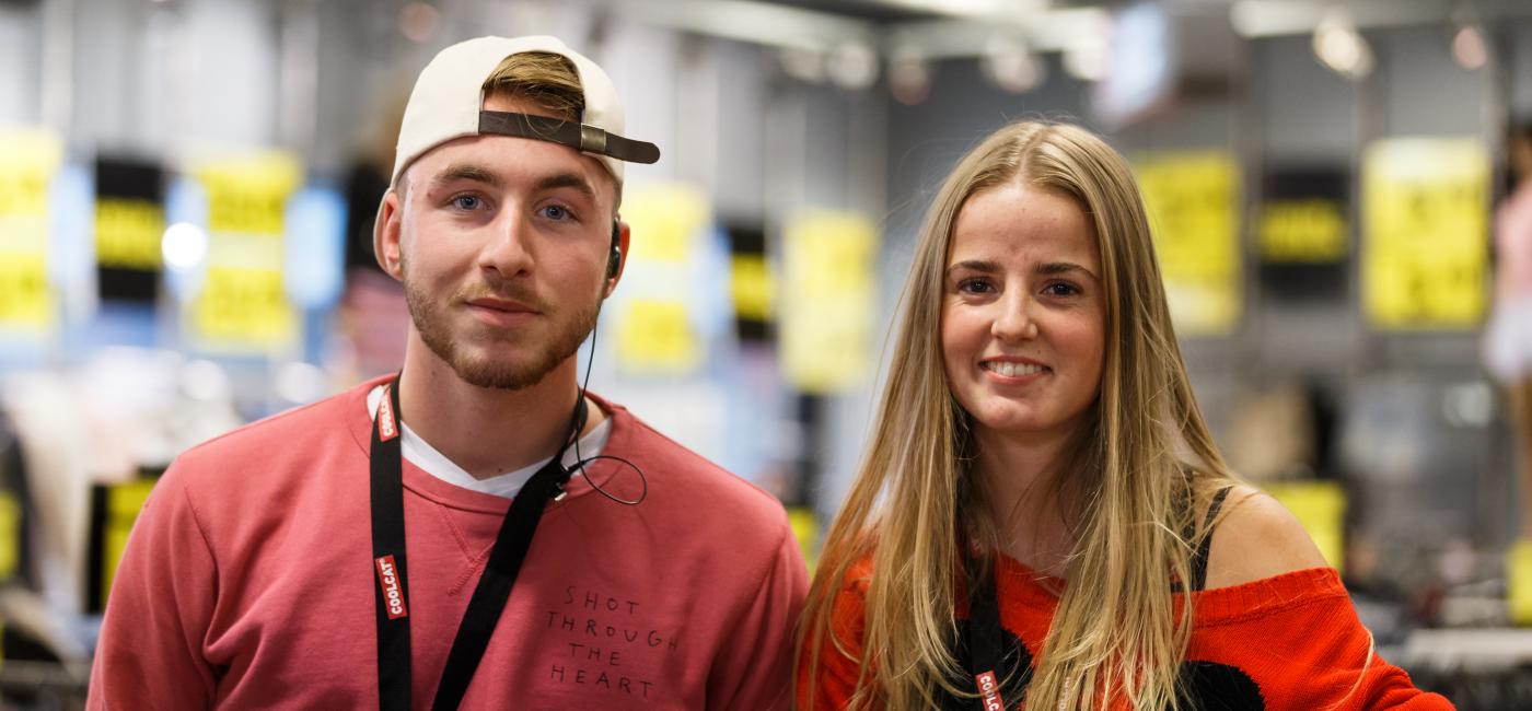 Jongen en meisje op de winkelvloer