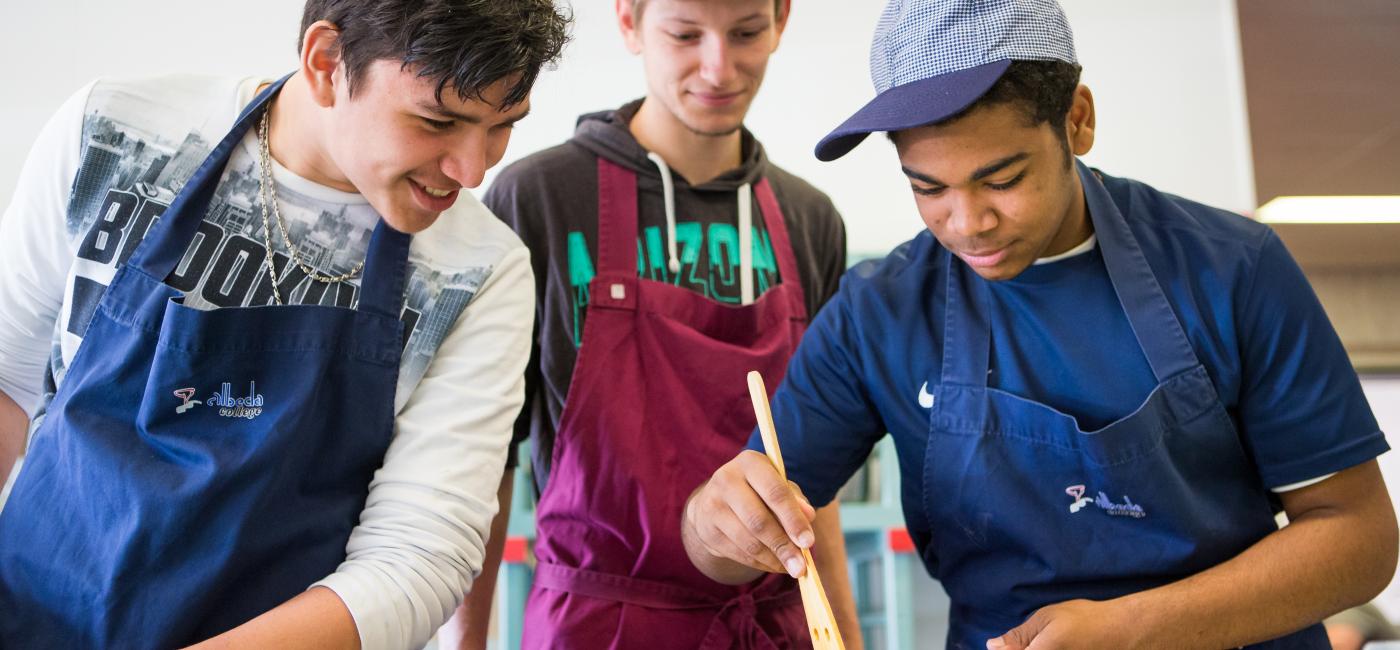 Drie jongens aan het koken