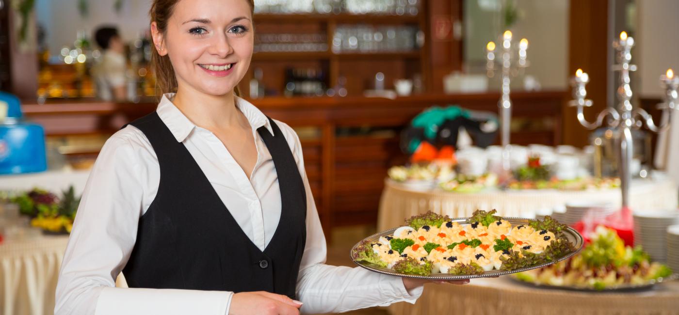 Meisje in bediening met eten