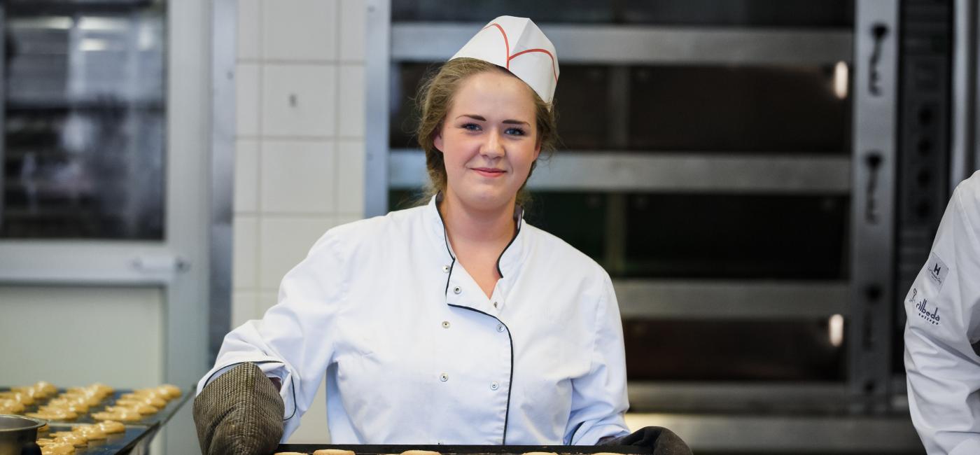 Student met bakplaat met koekjes