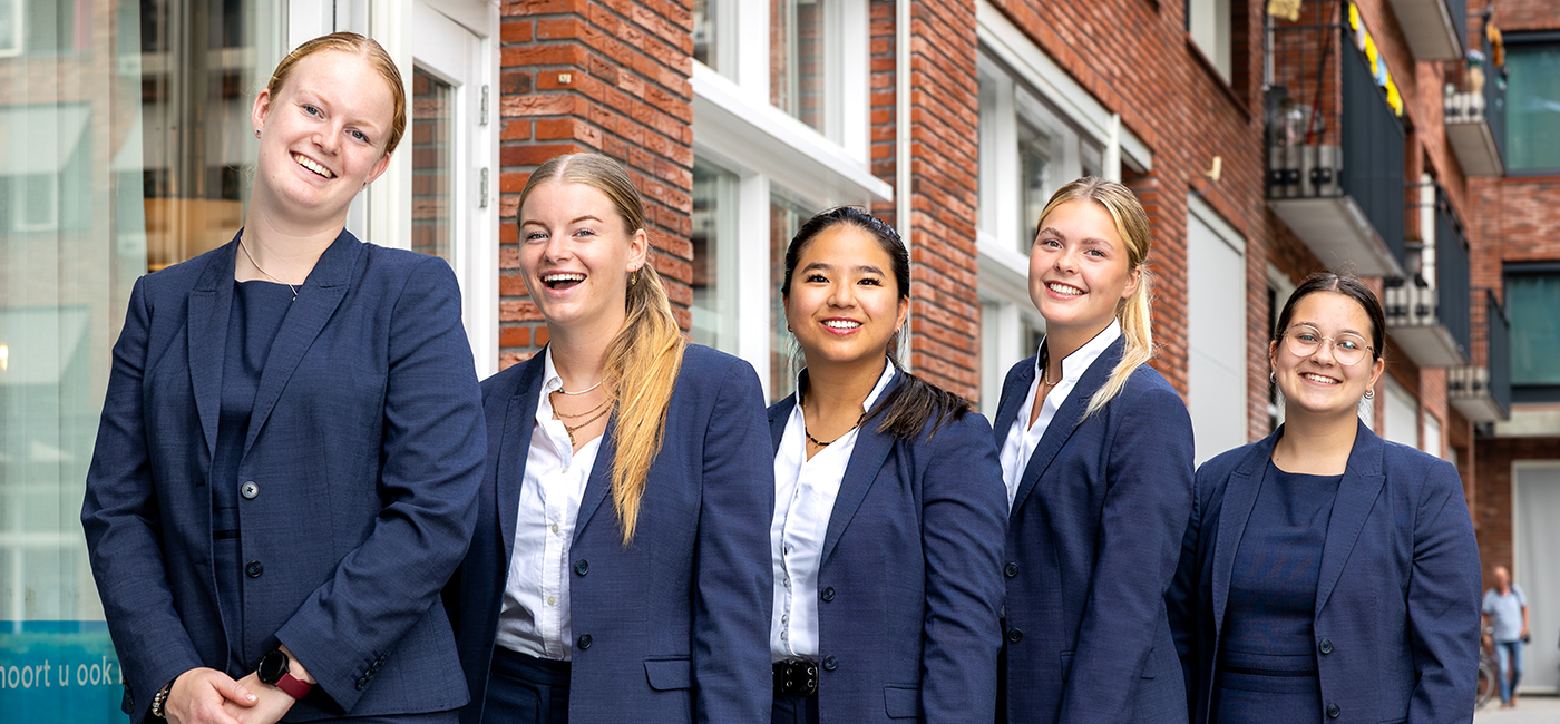 Studenten poseren voor leslocatie