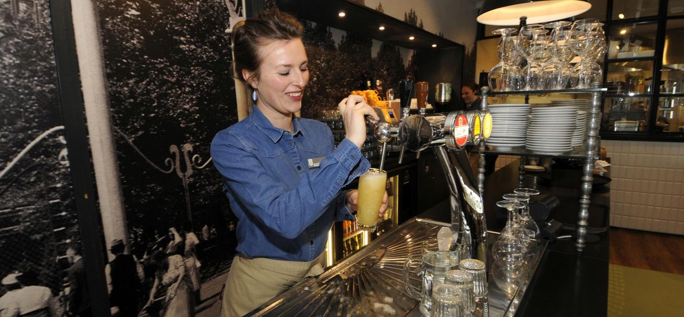 Student achter bar