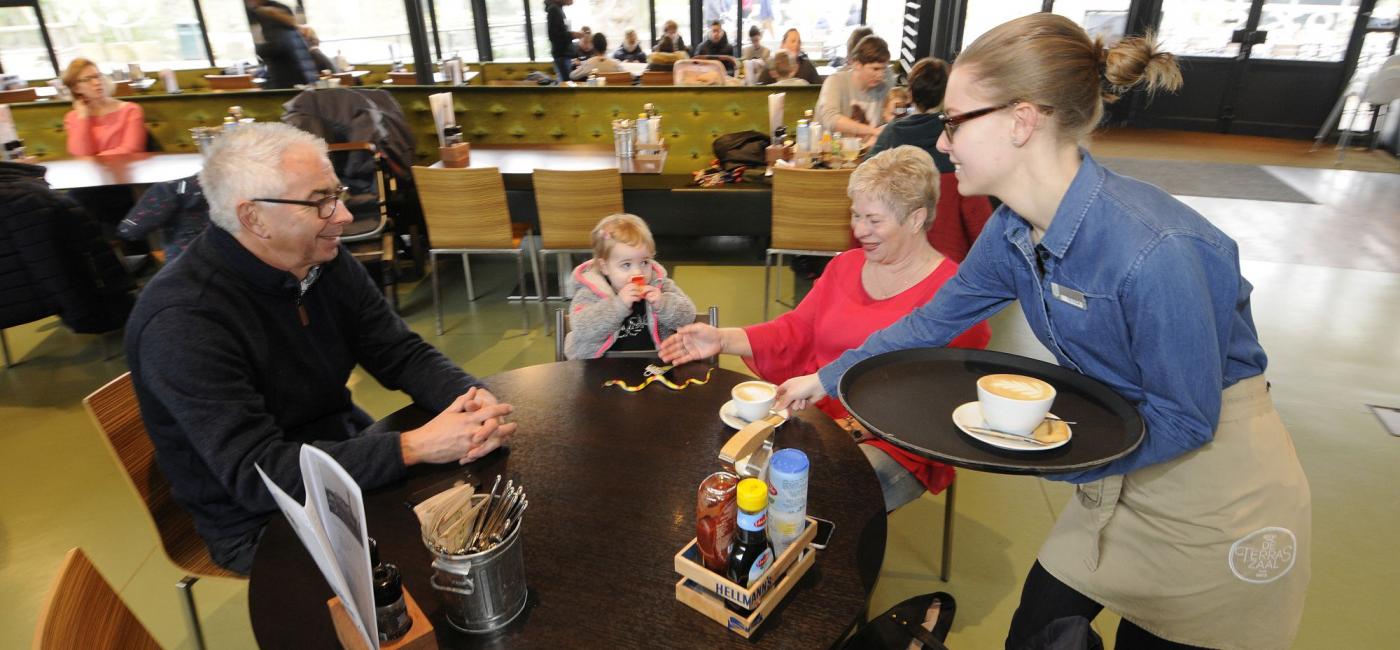 Student bedient aan tafel