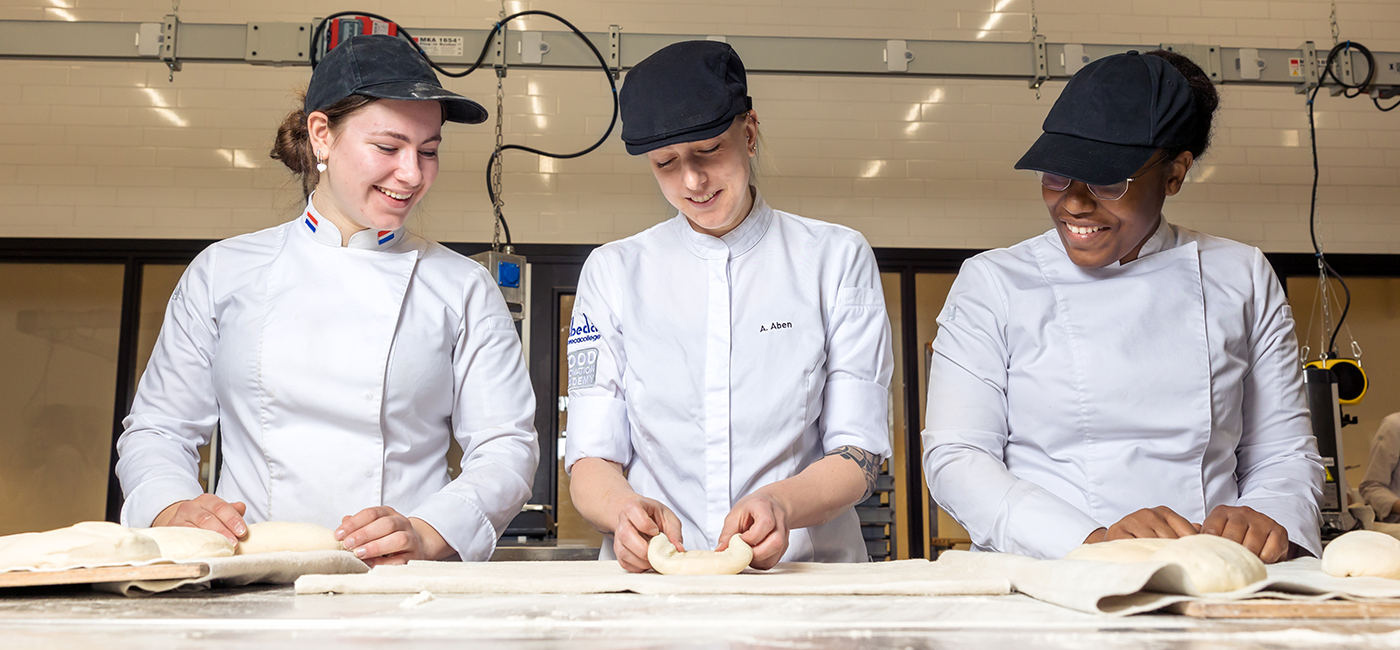 Studenten bereiden deeg