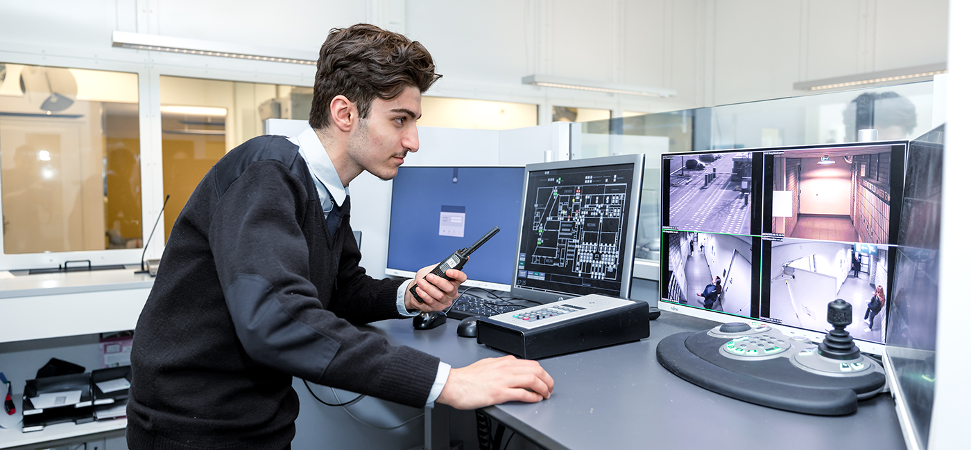 Student kijkt naar beeldschermen