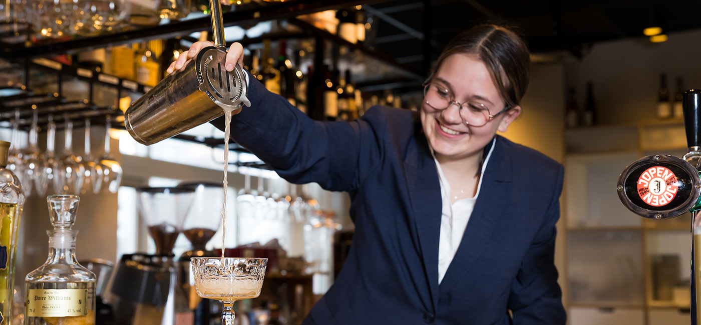 Student maakt cocktail