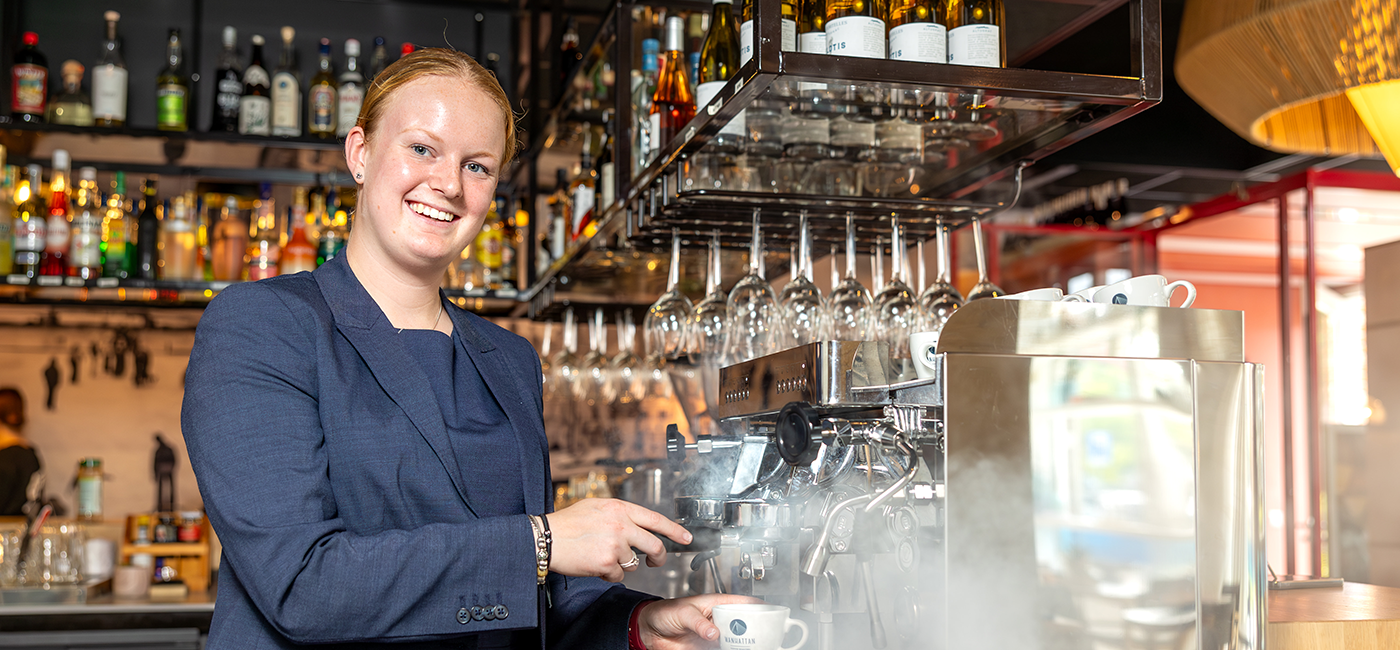 Student maakt koffie