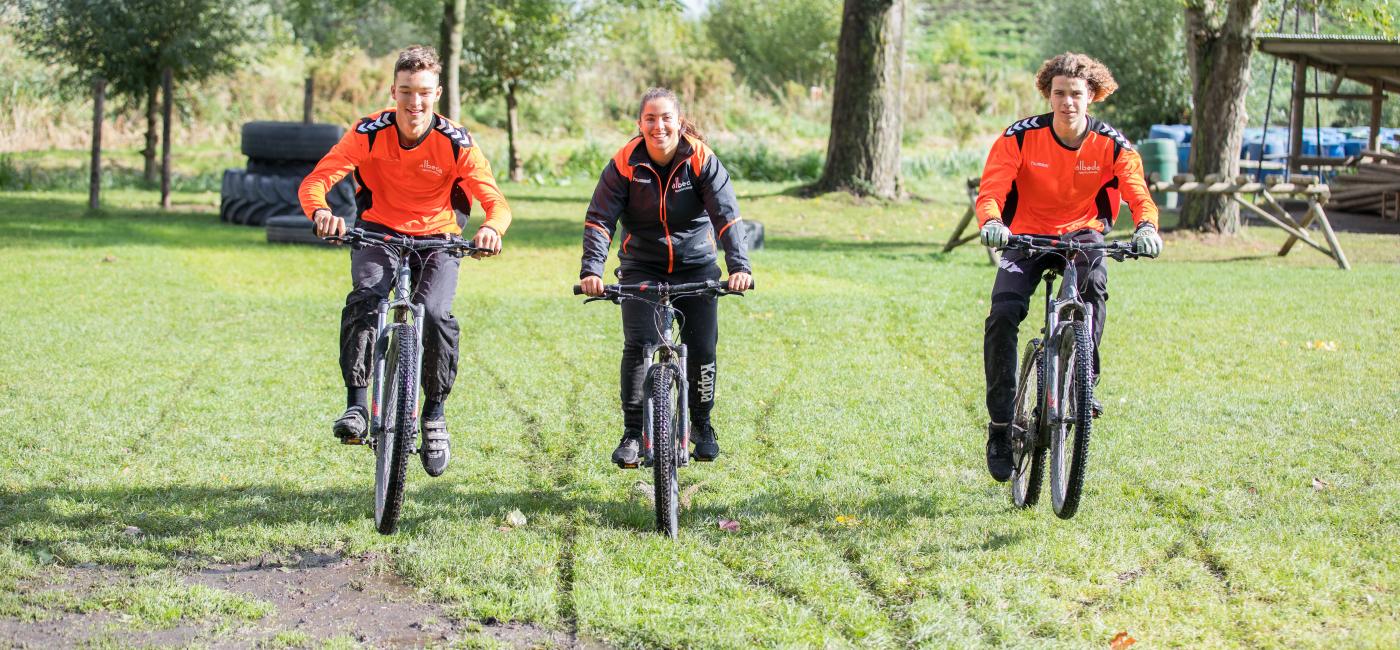 studenten op mountainbikes