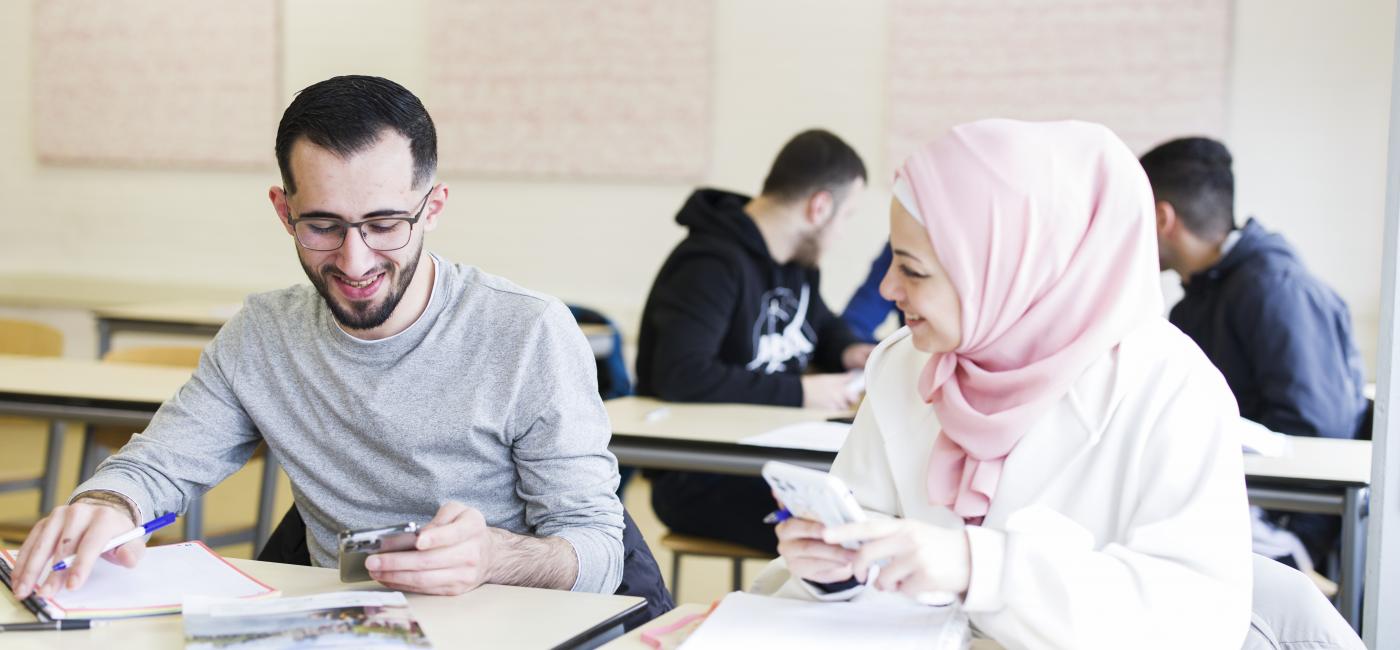 Man en vrouw praten in een klas