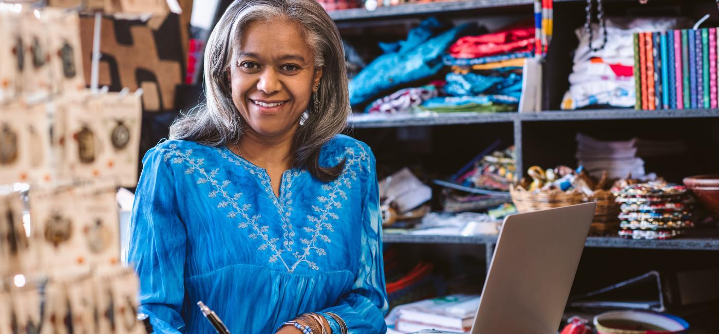 Vrouw werkt aan laptop in een winkel