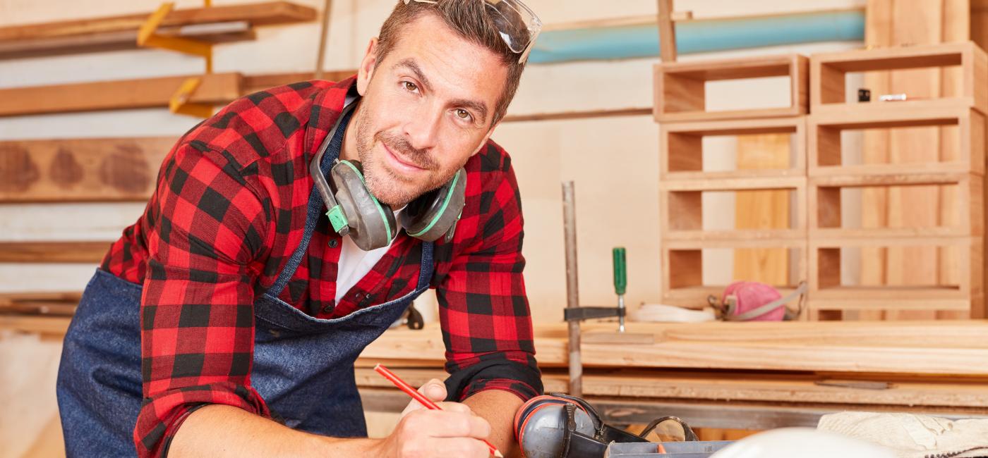 Man bewerkt hout in een werkplaats