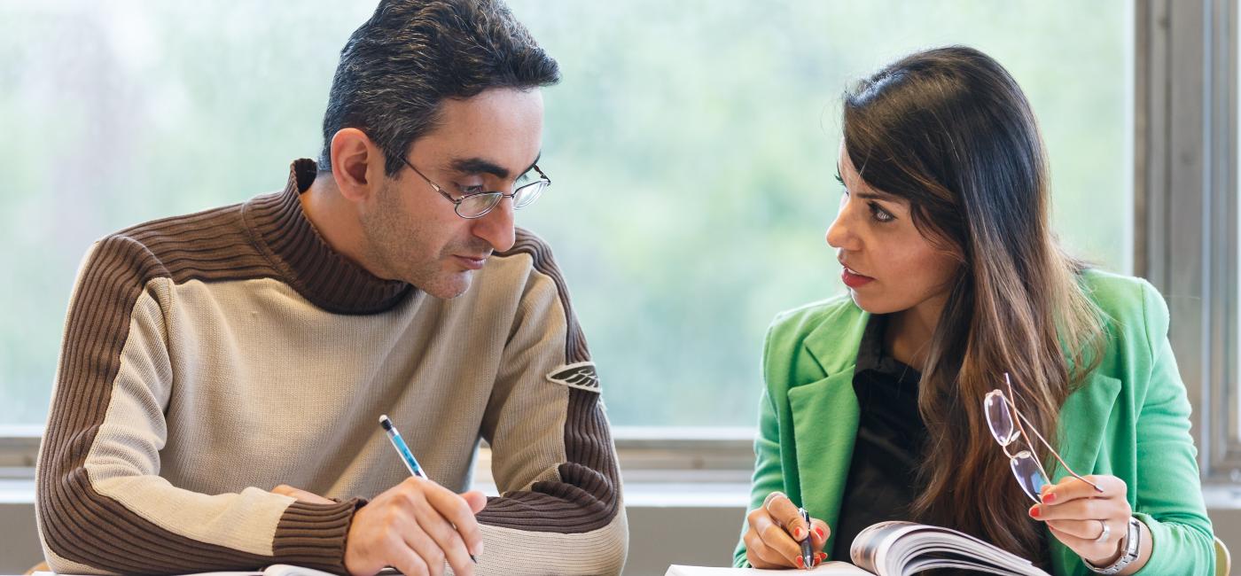 Man en vrouw kijken naar huiswerk