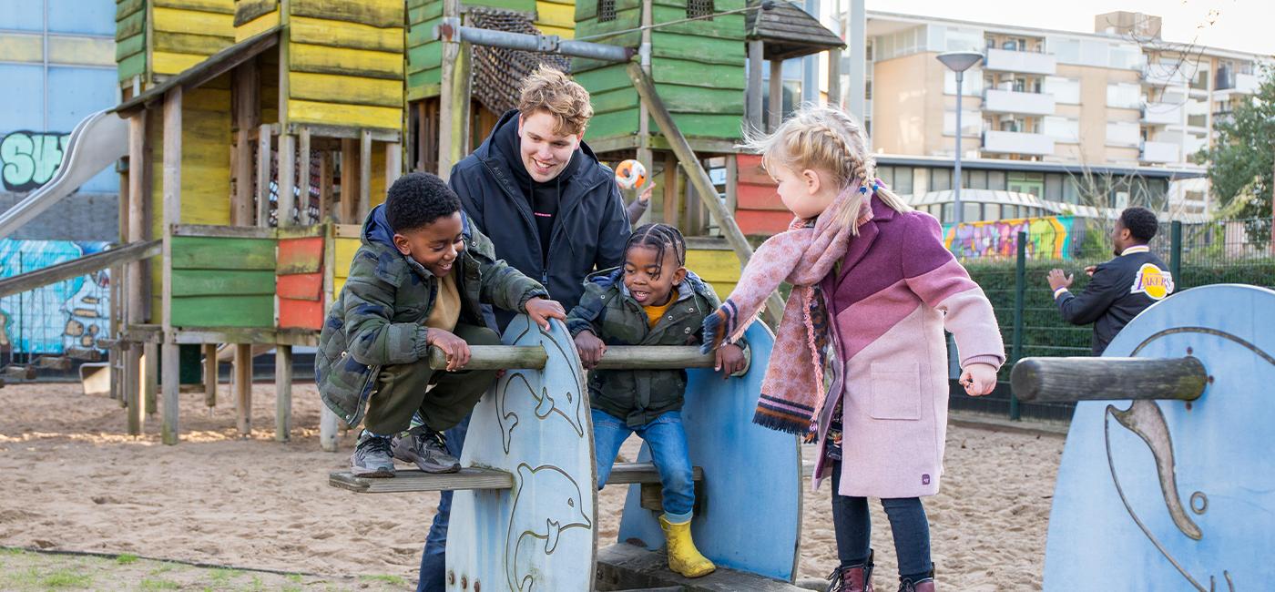 kinderen in speeltuin