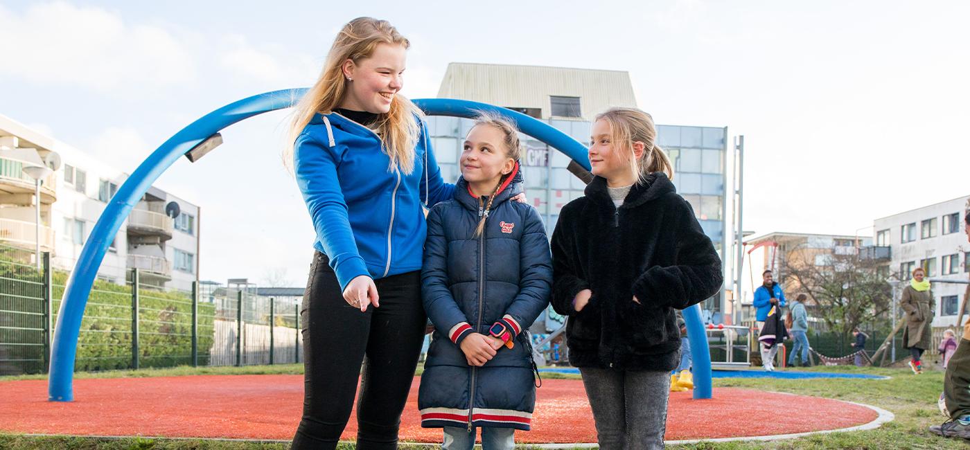 Student en kinderen buiten spelen